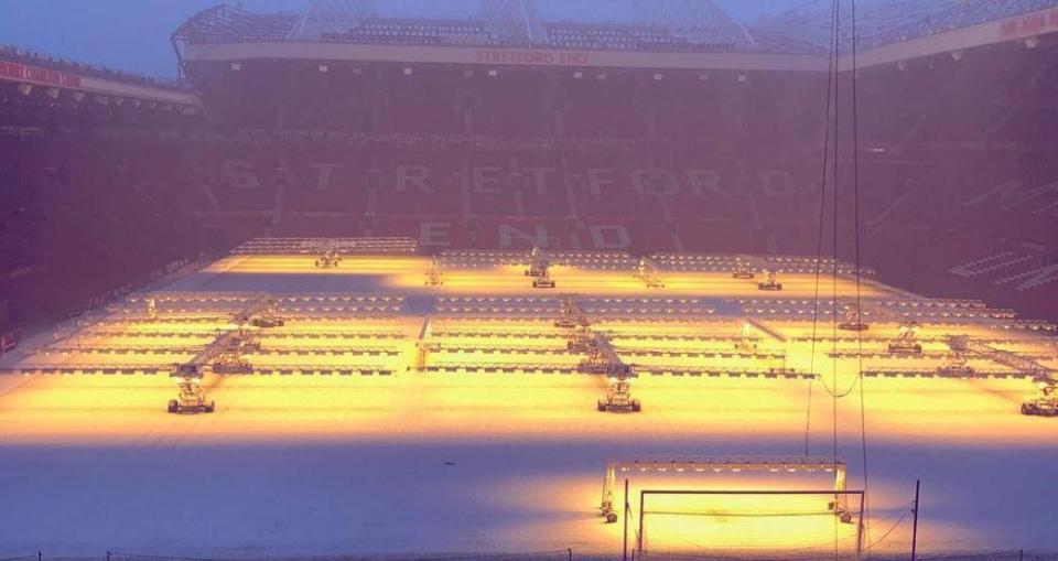 الثلوج تغطى ملعب مانشستر يونايتد