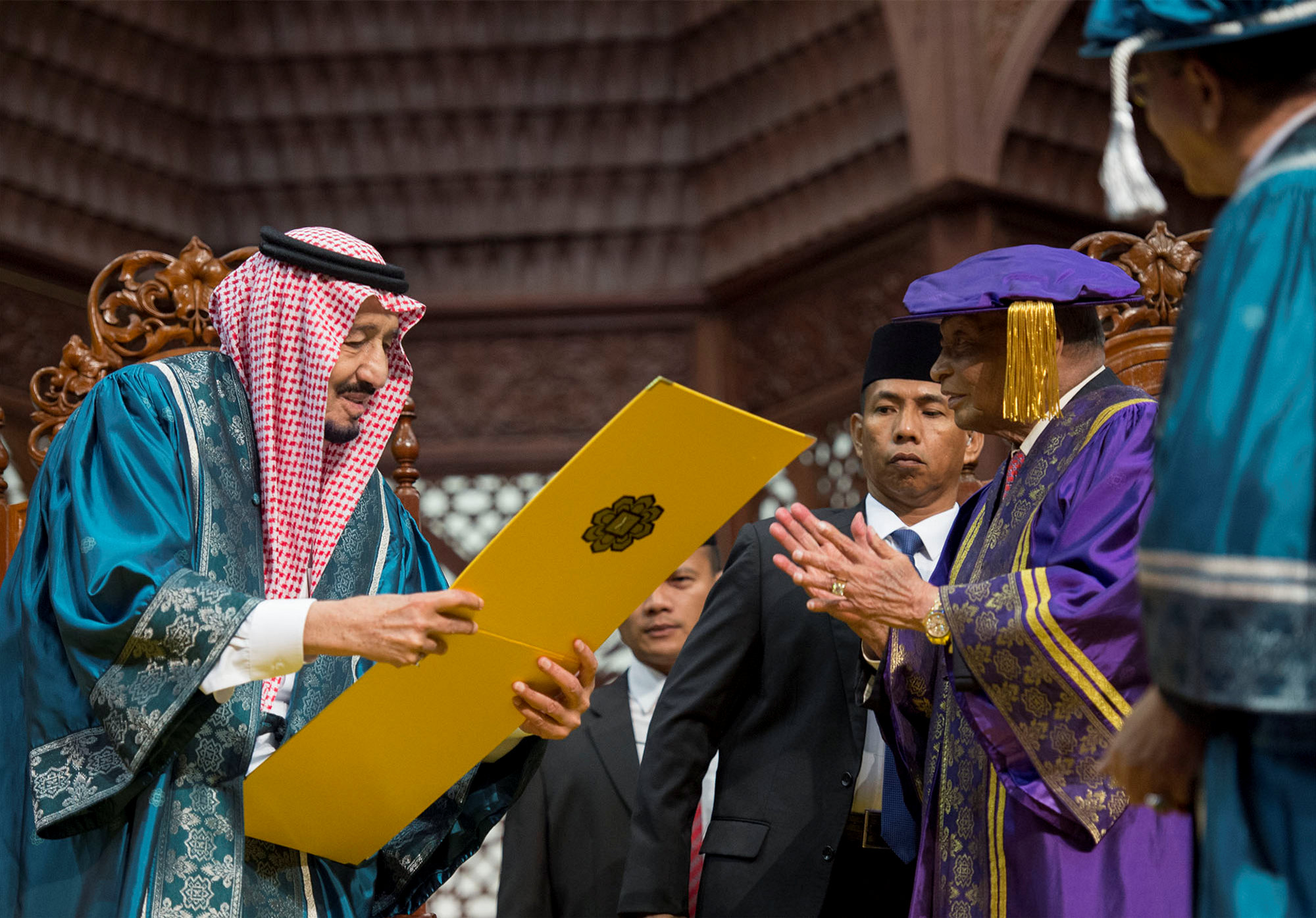 الملك سلمان يتسلم الدكتوراة الفخرية من الجامعة الإسلامية بماليزيا
