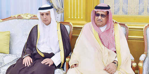 رئيس المخابرات السعودية، خالد بن علي بن عبدالله الحميدان الى جانب وزير الخارجية السعودية، عادل الجبير