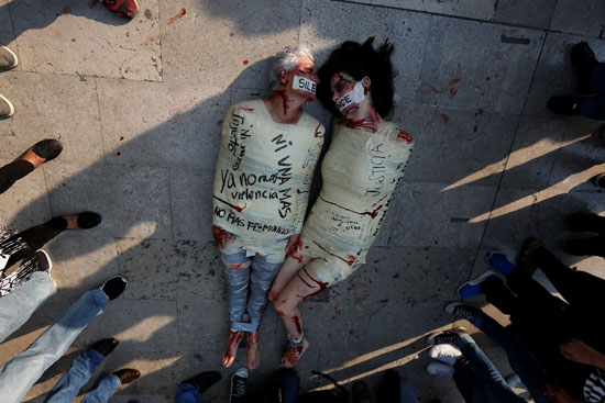 احتجاجات بالجثث المزيفة بالمكسيك بسبب انتشار جرائم قتل النساء