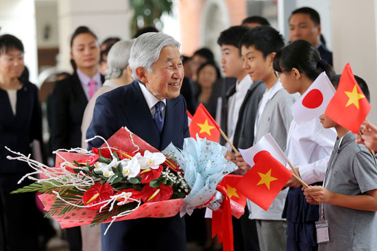 استقبال-الأمبرطور-اليابانى-بأعلام-فيتنام