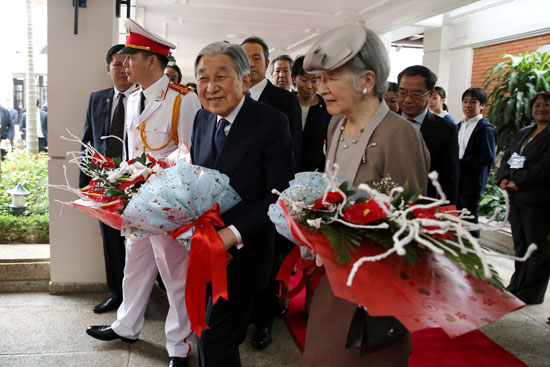 الأمبرطور-اليابانى-وزوجته-يحملان-الورود-عقب-وصولهم-فيتنام