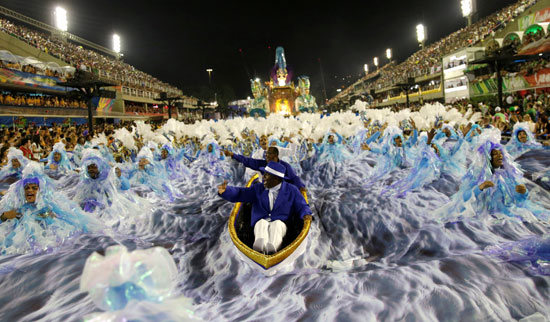 لليوم الرابع.. آلاف البرازيليين يحيون رقصة السامبا بكرنفال الشعبى