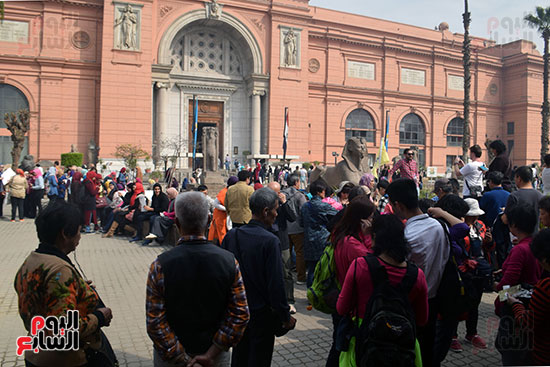 توافد السياح على المتحف المصرى