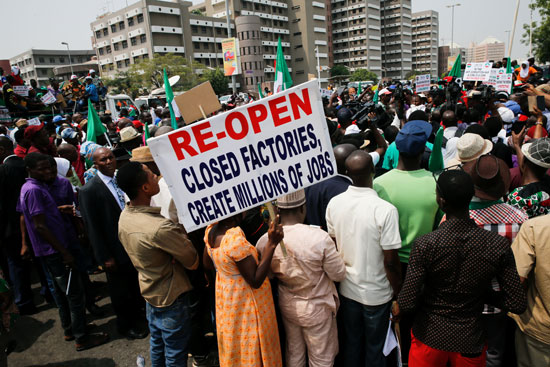 احتجاجات فى نيجيريا تطالب الحكومة بتوفير وظائف وفتح المصانع المغلقة.