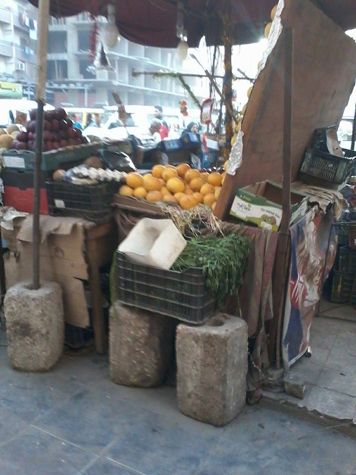 تجار الفاكهة يتعدون على حرم تالشارع