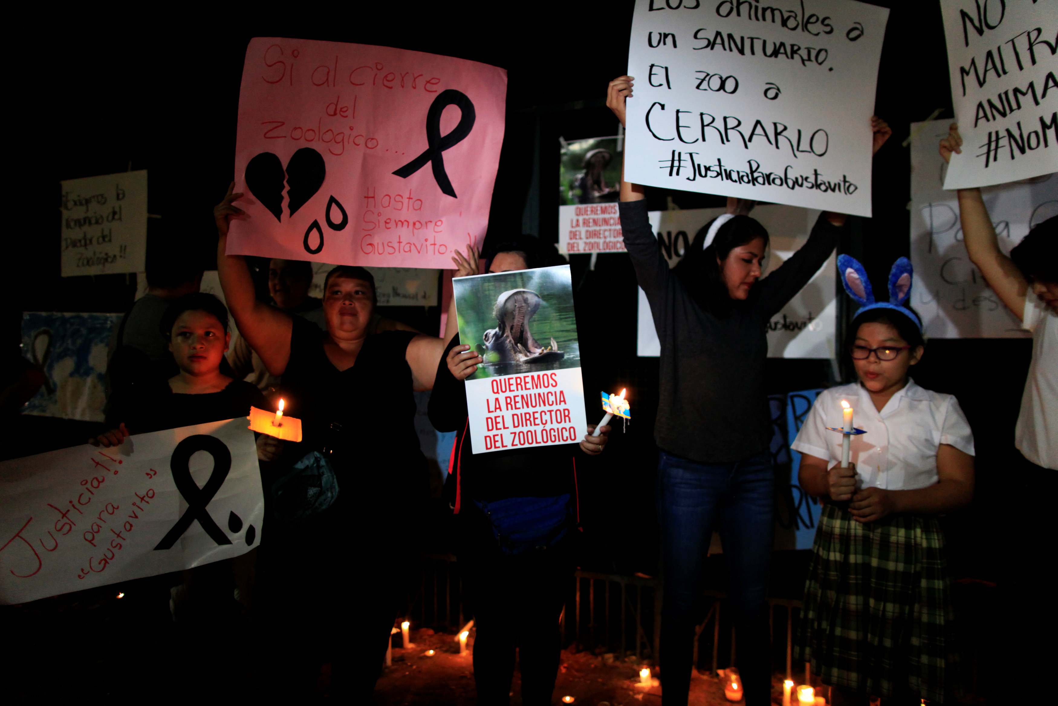 تظاهرة فى السلفادور احتجاجا على مقتل فرس نهر
