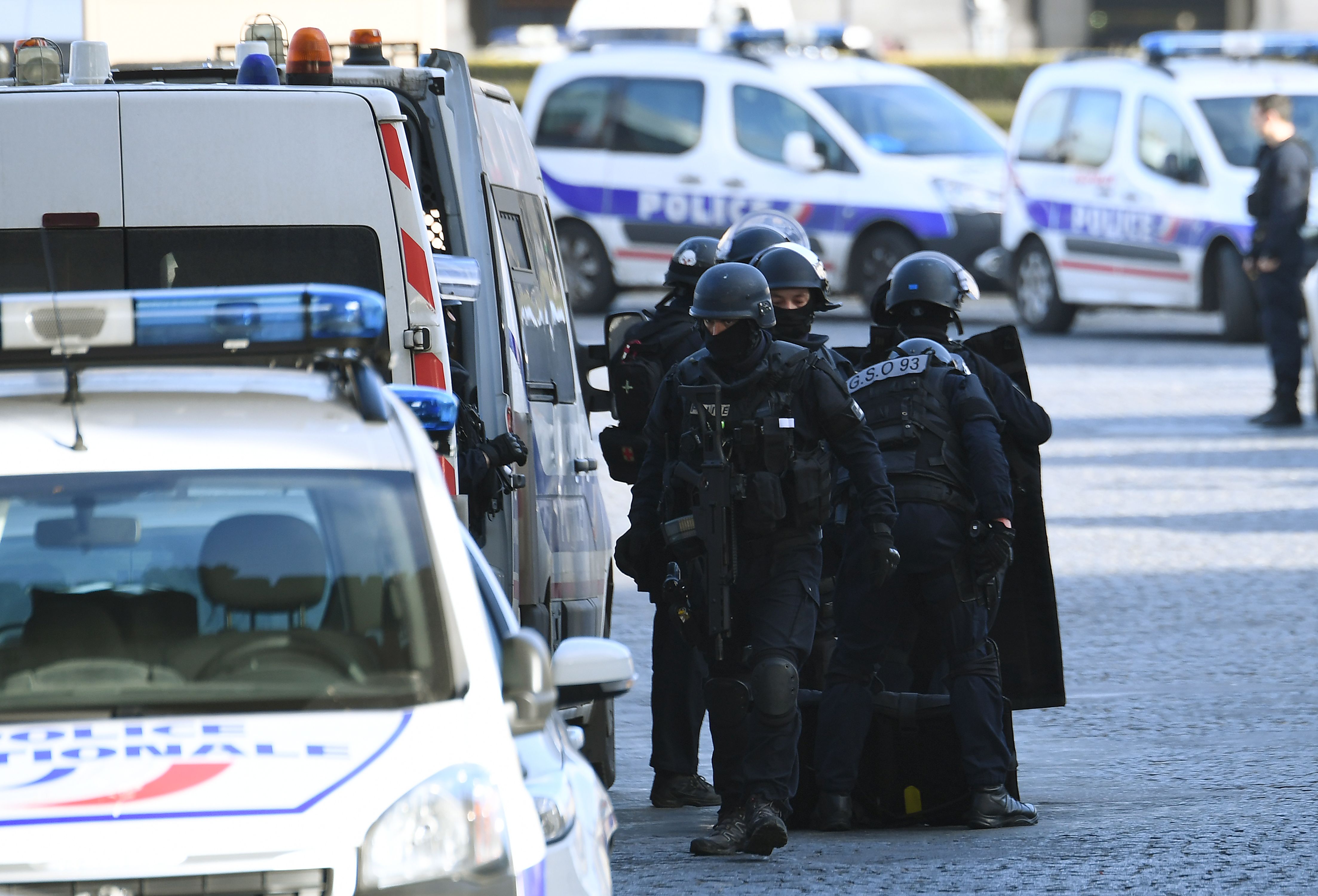 وصول قوات الشرطة الفرنسية