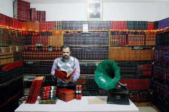 الأرشيفجى محمد صادق وآلاف المجلدات من المجلات القديمة