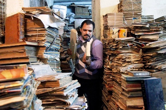الأرشيفيجى محمد صادق داخل واحد من مخازن الكتب القديمة