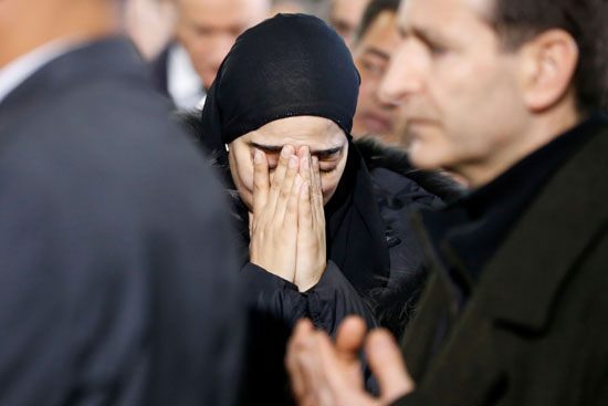أحدى المسلمات تبكى خلال تشييع الجنازة