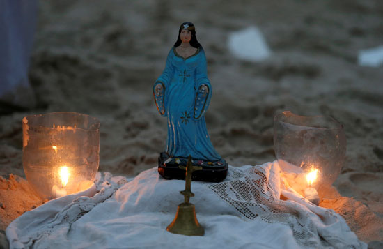 الشموع مضاءه حول تمثال الإله يامانجا على شاطئ راميريز  فى أورجواى