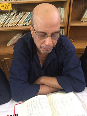 أحد السجناء داخل مكتبة سجن برج العرب