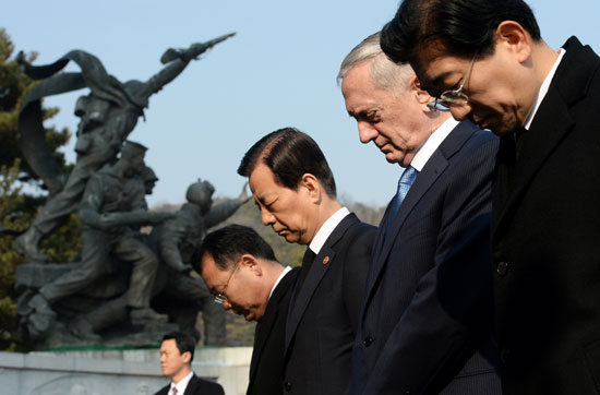 وزير الدفاع الأمريكى ونظيره الكورى الجنوبى يقفون دقيقة حداد فى المقبرة الوطنية بسيول