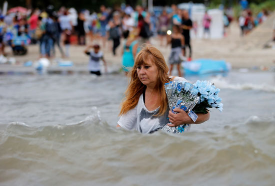 سيدة تقدم الورود لإله البحر يامانجا فى أوروجواى طلبًا للصحة