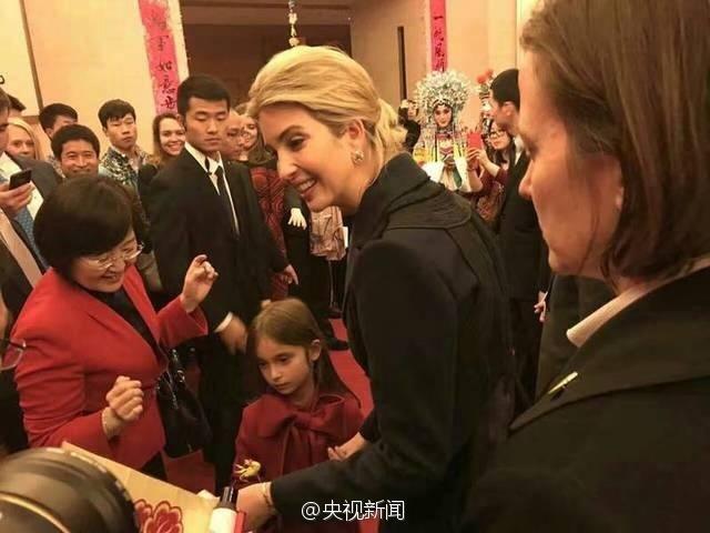ايفانكا وأبنتها خلال حفل السفارة الصينية فى واشنطن