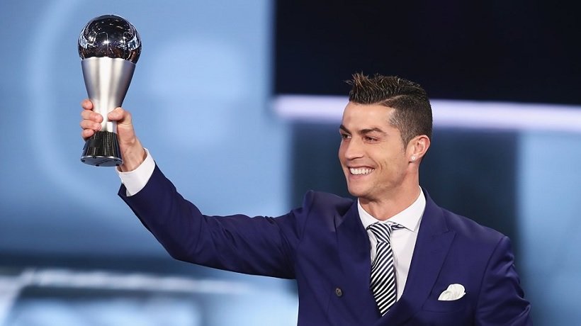 رونالدو مع جائزة افضل لاعب فى العالم رونالدو مع جائزة افضل لاعب فى العالم