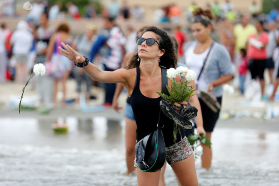 فتاة تلقى الورود فى البحر احتفالًا بالإله يامانجا فى أوروجواى