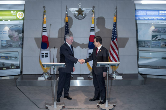 وزير الدفاع الأمريكى جيمس ماتيس يصافح نظيره الكورى الجنوبى عقب المؤتمر الصحفى المشترك