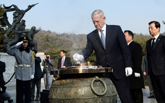 وزير الدفاع الأمريكى جيمس ماتيس يحرق البخور خلال زيارته إلى المقبرة الوطنية فى سيول
