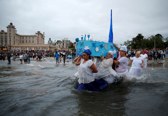 محبو الألهة الأفرو برازيلية يسبحون فى البحر طلبًا للحب والصحة