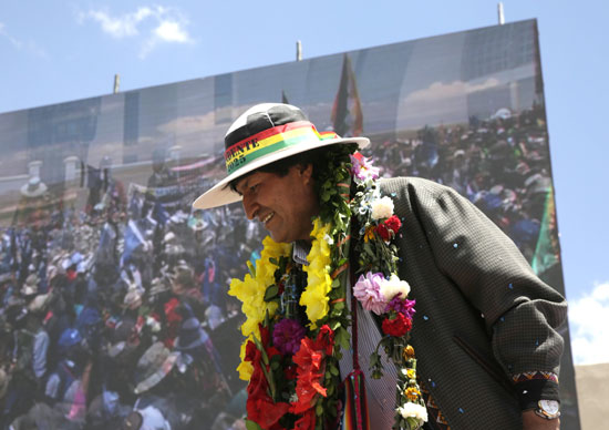 الرئيس البوليفى ايفو موراليس يحيى المواطنين قبل افتتاح متحف أورينوسا