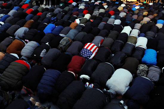 مسلمون يصلون فى نيويورك