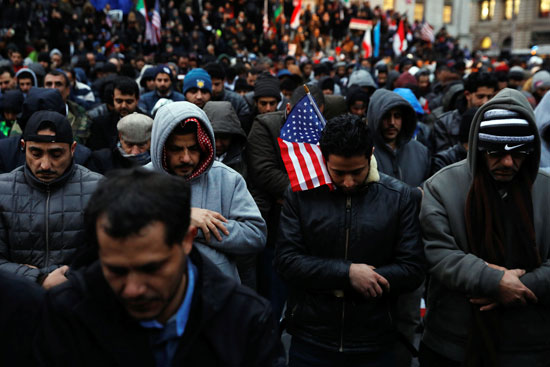 مسلمون يصلون خلال الاحتجاج على قرارات ترامب