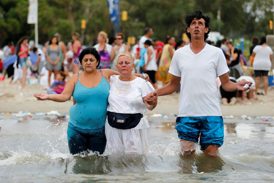 مواطنون يحتفلون بإله البحر فى أوروجواى على شاطئ راميريز