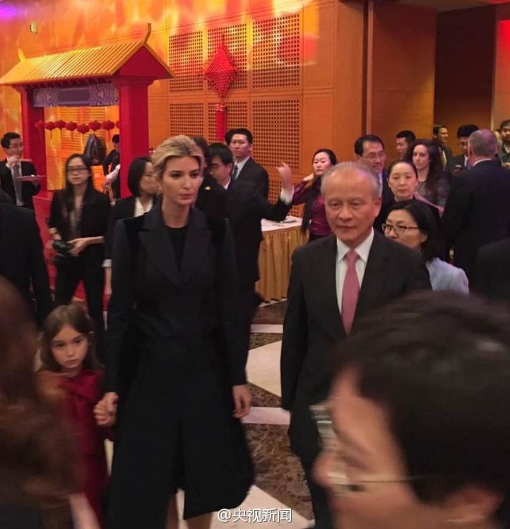 ايفانكا ترامب وابنتها والسفير الصينى فى واشنطن
