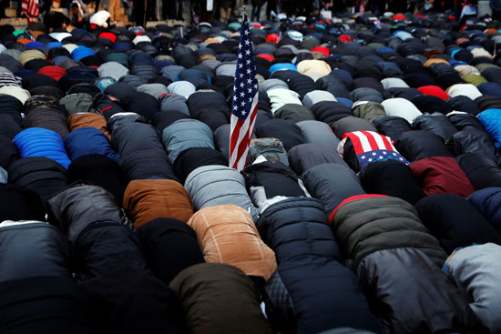 المسلمون يصلون خلال الاحتجاج ضد ترامب فى نيويورك