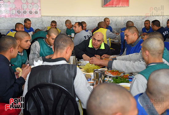 الفريق-اول-صدقي-صبحي-وزير-الدفاع-يشارك-الطلبة-في-وجبة-الفطار