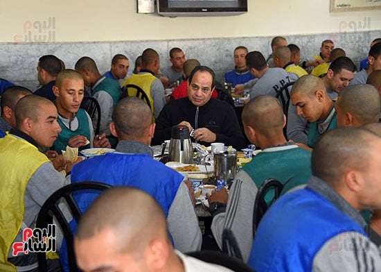 الرئيس-السيسي-في-وجبة-فطار-طلبة-الكلية-الحربية