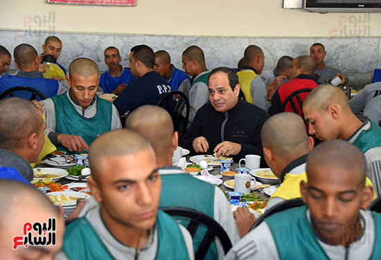 الرئيس-السيسي-في-وجبة-فطار-طلبة-الكلية