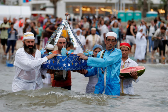 محبو إله البحر يحملون القرابين إليه على شاطئ راميريز  فى أورجواى