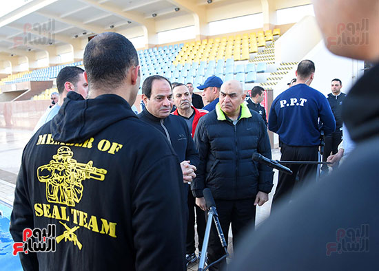 الرئيس-السيسي-يتحدث-لطلبة-الكلية-بعد-قفزة-الثقة-من-موقع-مرتفع-لحمام-السباحة