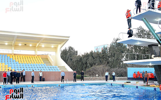 قفزة-الثقة-من-موقع-مرتفع-إلى-حمام-السباحة
