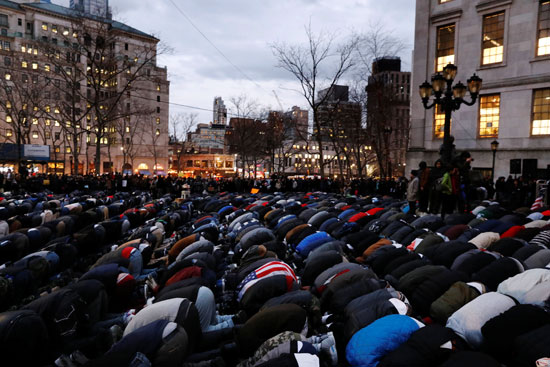 مسلمون فى أمريكا يصلون خلال الاحتجاج ضد قرار ترامب