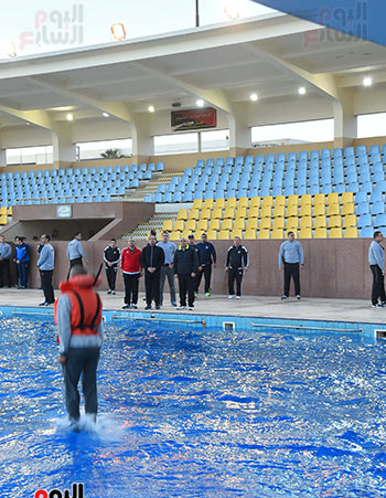 نزول-احد-الشباب-من-موقع-مرتفع-إلي-حمام-السباحة