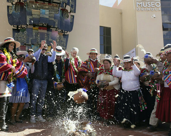 الرئيس البوليفى والمواطنون يلقون أوانى مملوئه بالسائل خلال احتفالات افتتاح المتحف