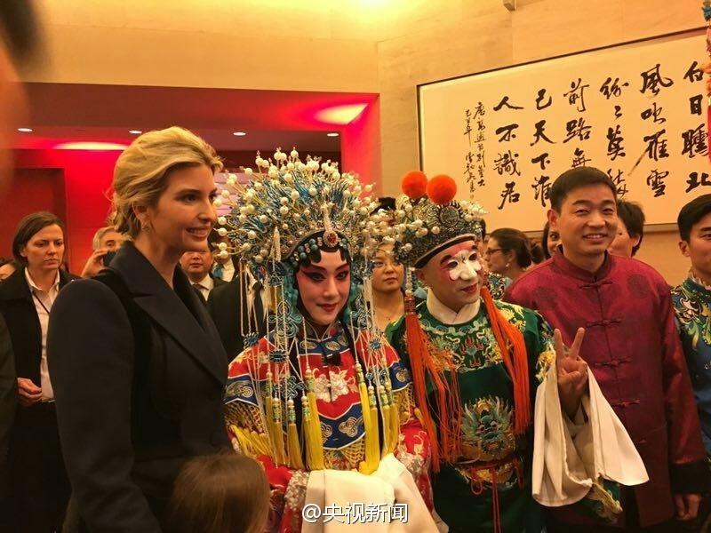 أبنه ترامب تلتقط صور مع مقدمى العروض الصينية