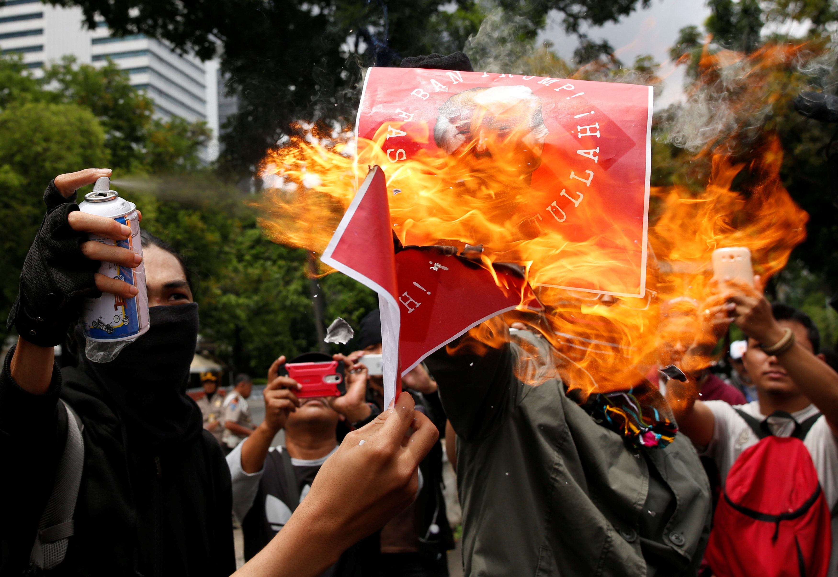 حرق صور ترامب فى مظاهرة أمام السفارة الأمريكية بالفلبين