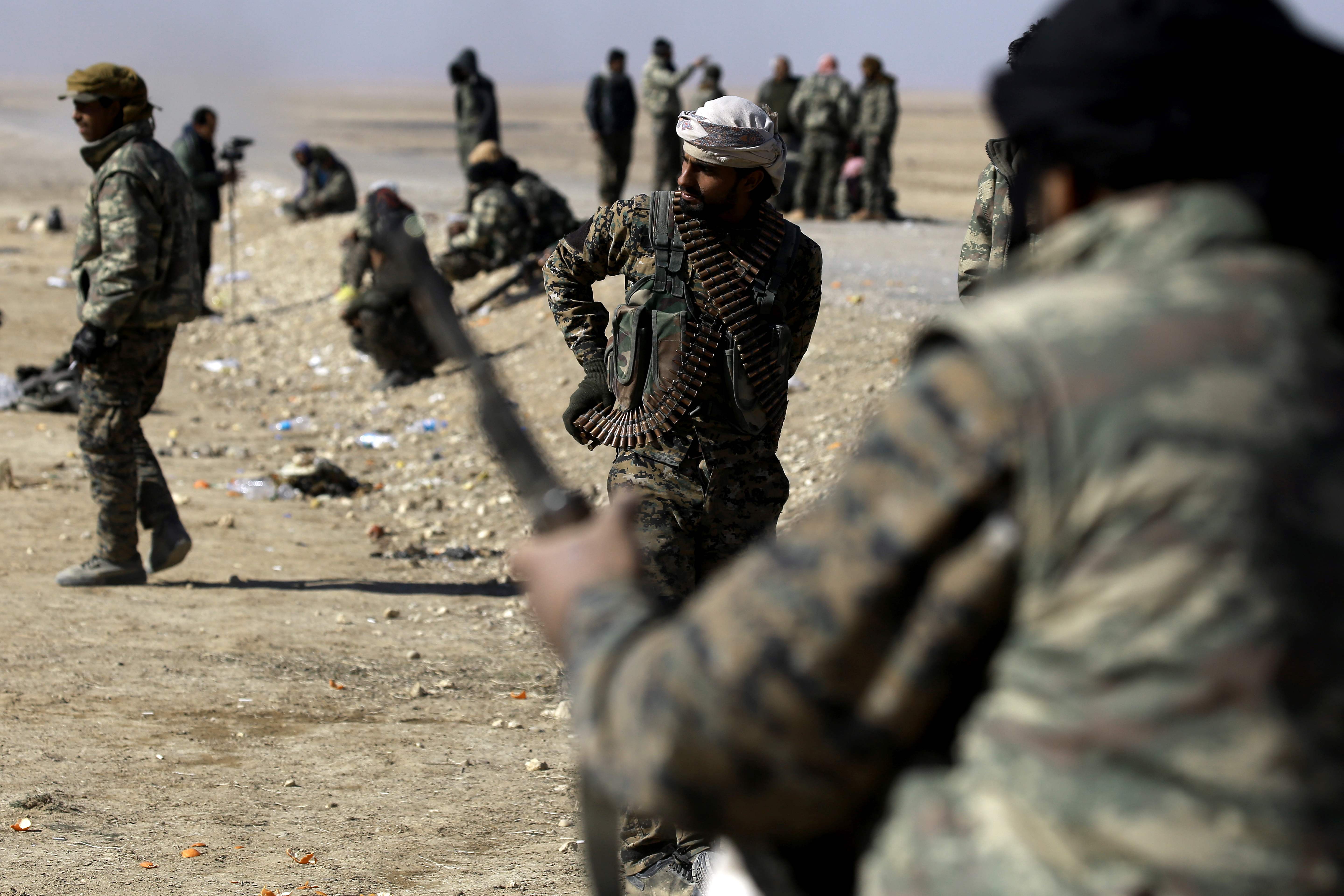 القوات الديمقراطية السورية تتجمع بالقرب من قرية شمال شرق الرقة  خلال تقدمهم على داعش (8)