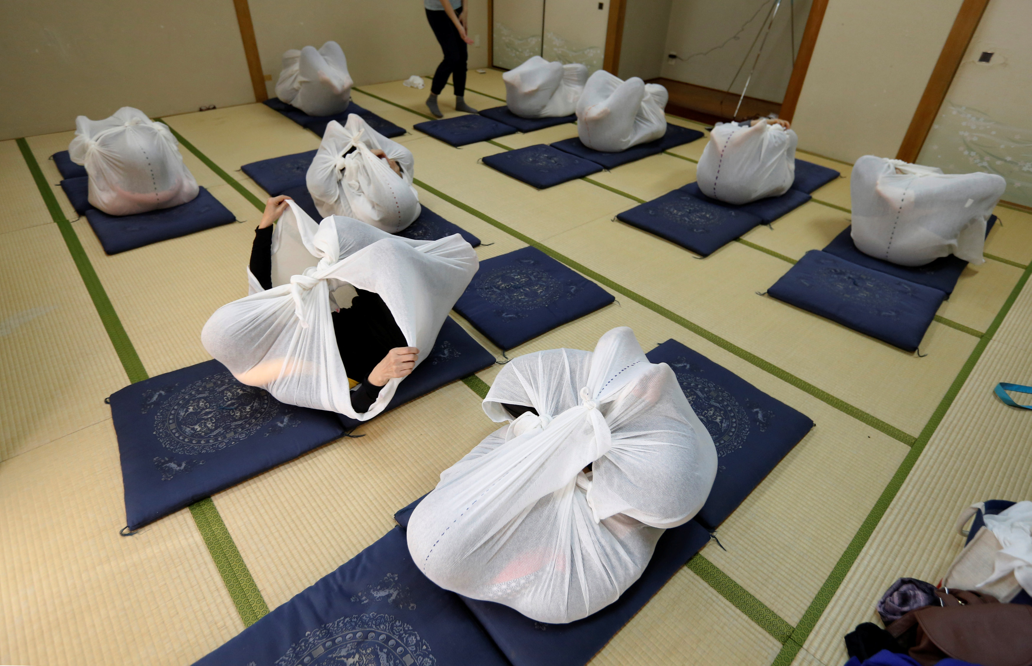 سيدات يشاركن فى جلسة علاج أوتوناماكى فى اليابان