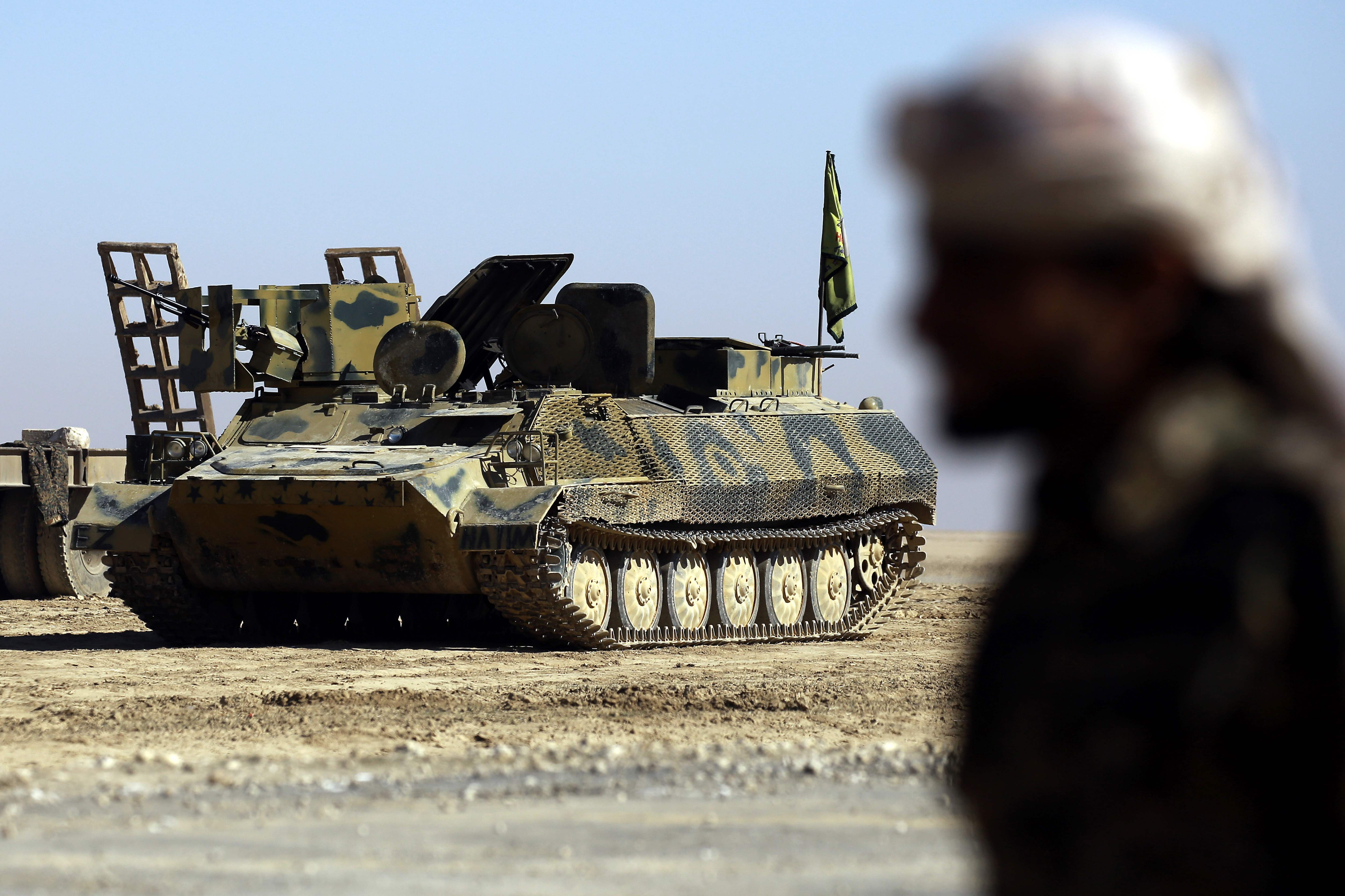 القوات الديمقراطية السورية تتجمع بالقرب من قرية شمال شرق الرقة  خلال تقدمهم على داعش (2)