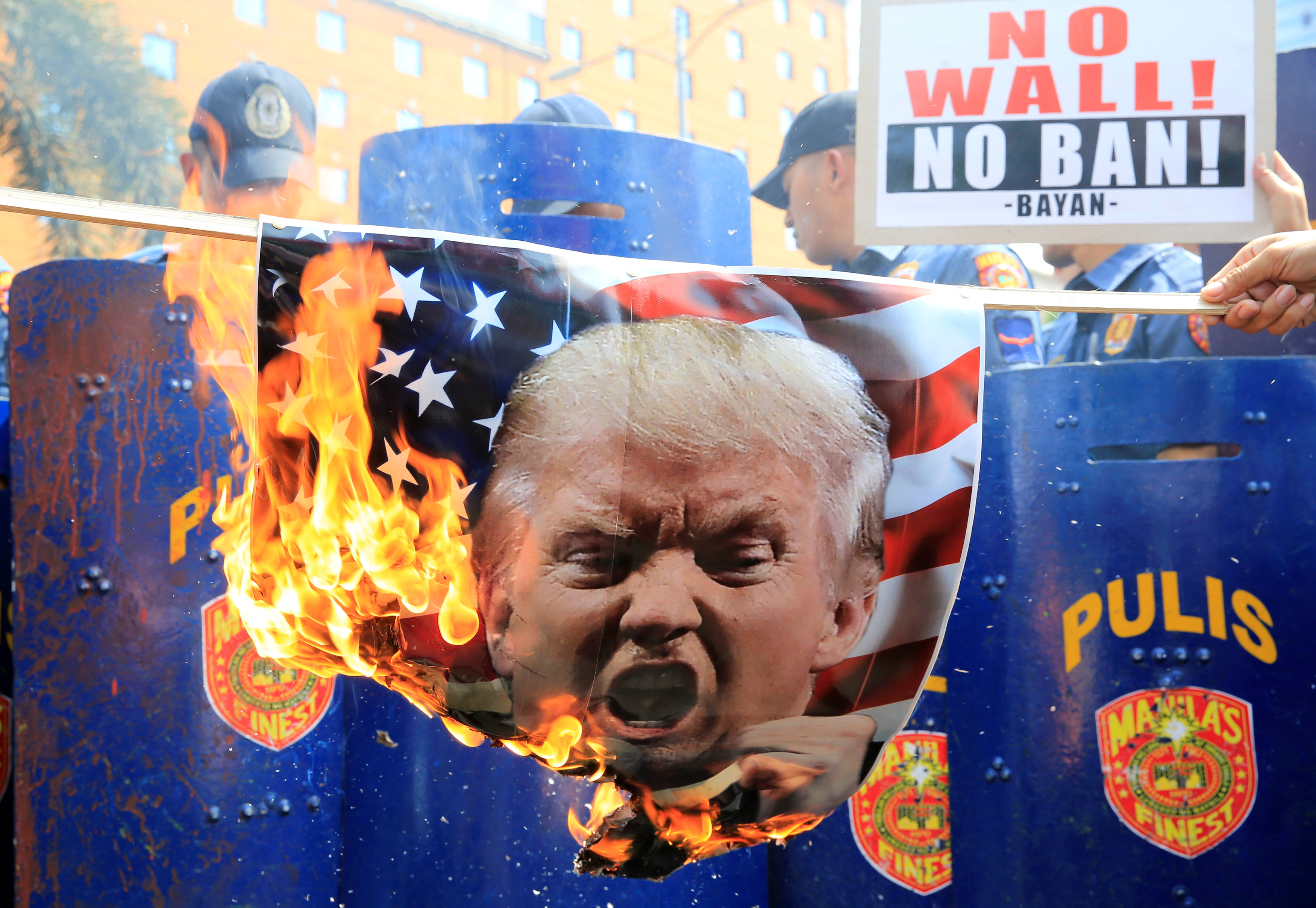 حرق صورة ترامب فى مظاهرات رافضة لقرار منع سفر المسلمين لأمريكا