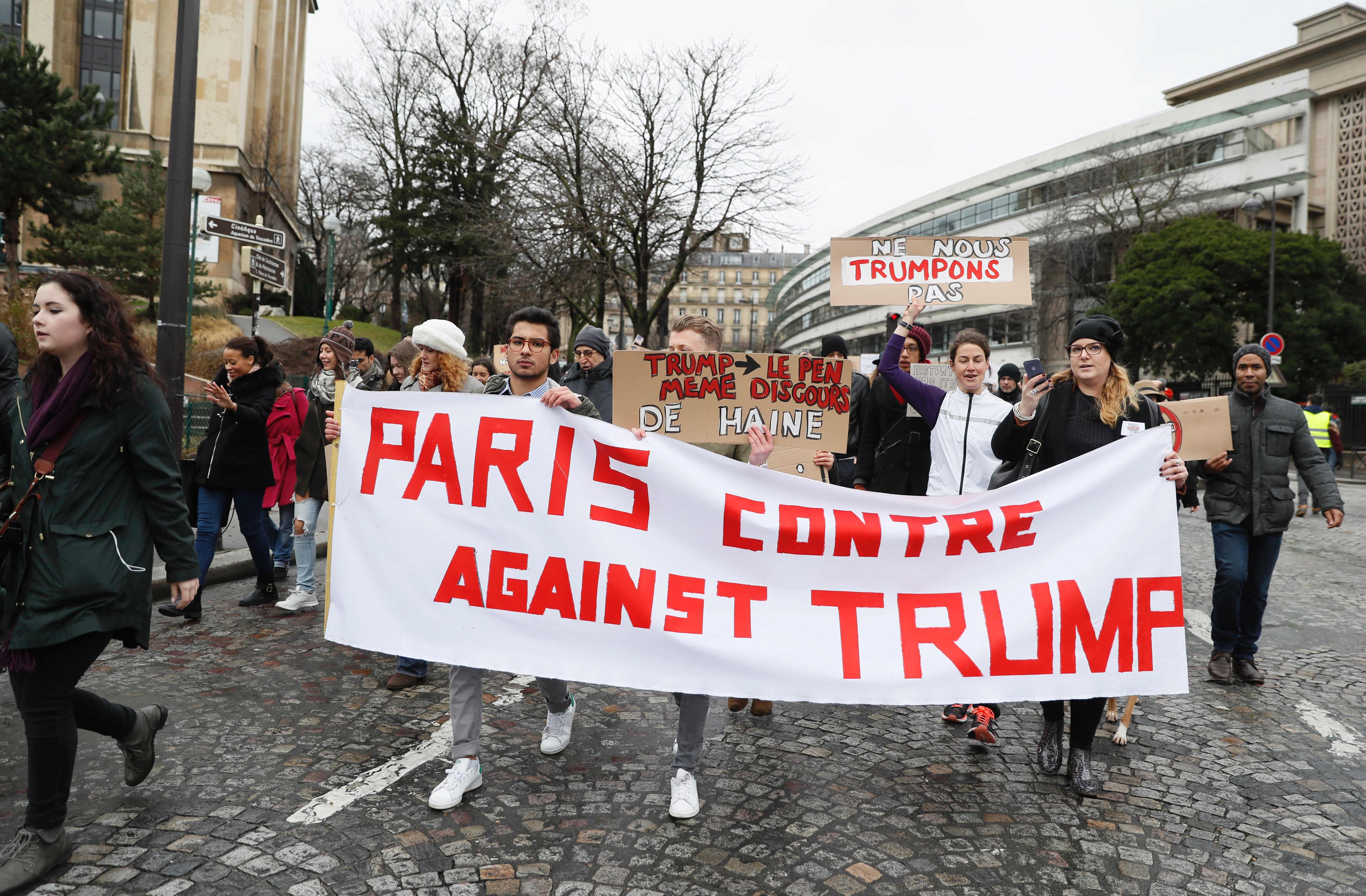 لافتة ترفع شعار باريس ضد ترامب