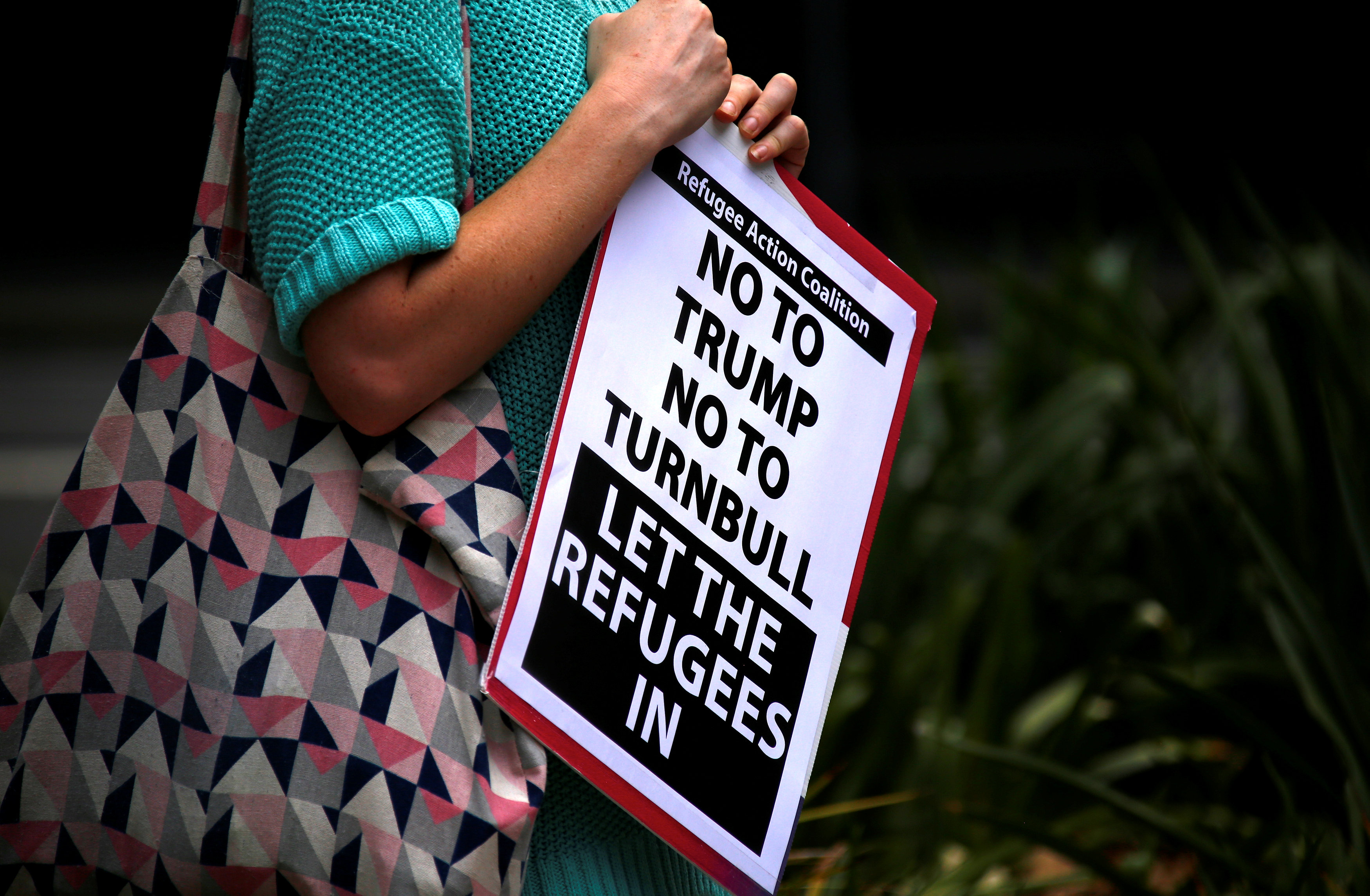 لافتات مناهضة لقرار ترامب بمنع هجرة اللاجئين لأمريكا