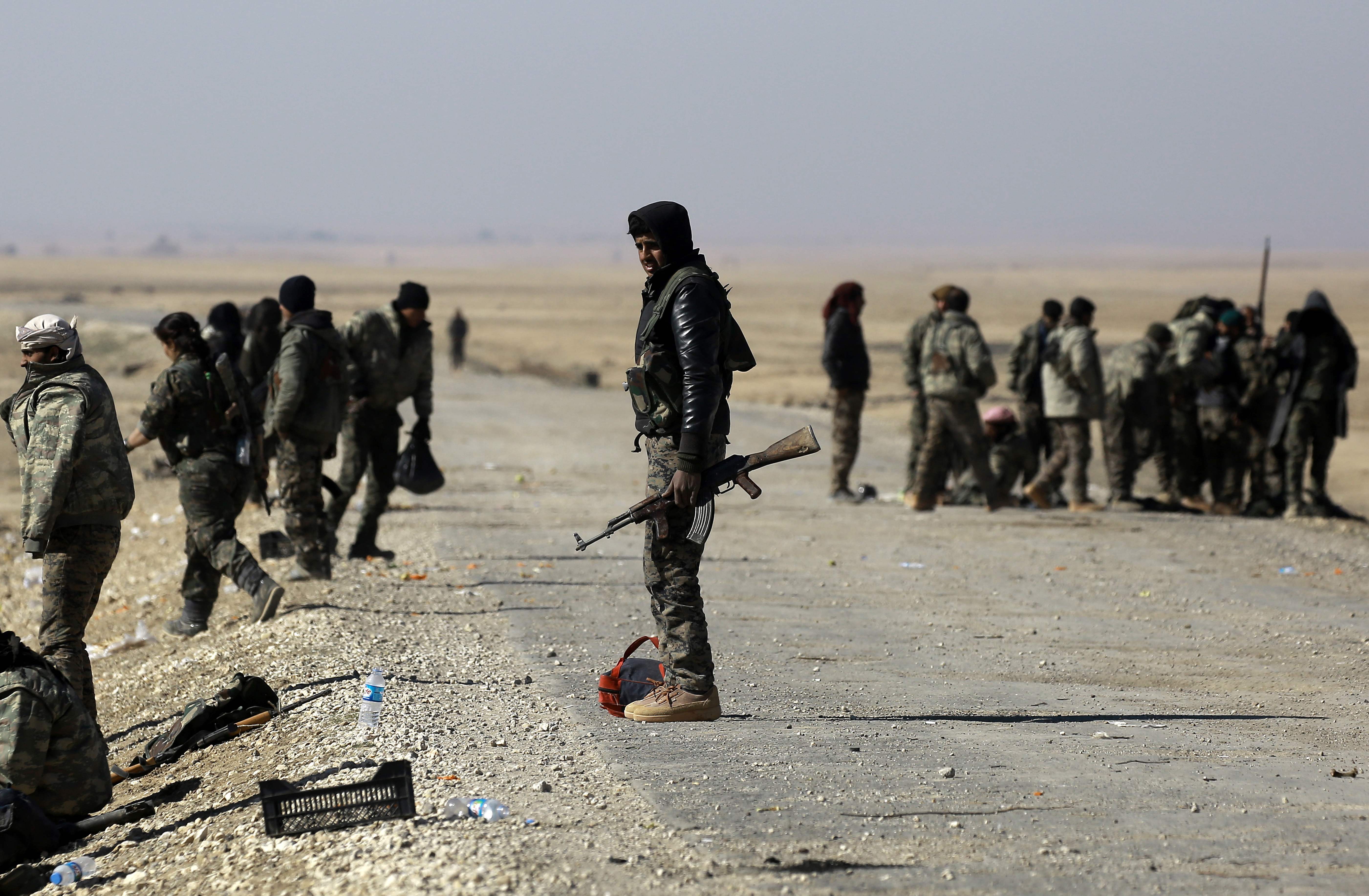 القوات الديمقراطية السورية تتجمع بالقرب من قرية شمال شرق الرقة  خلال تقدمهم على داعش (9)