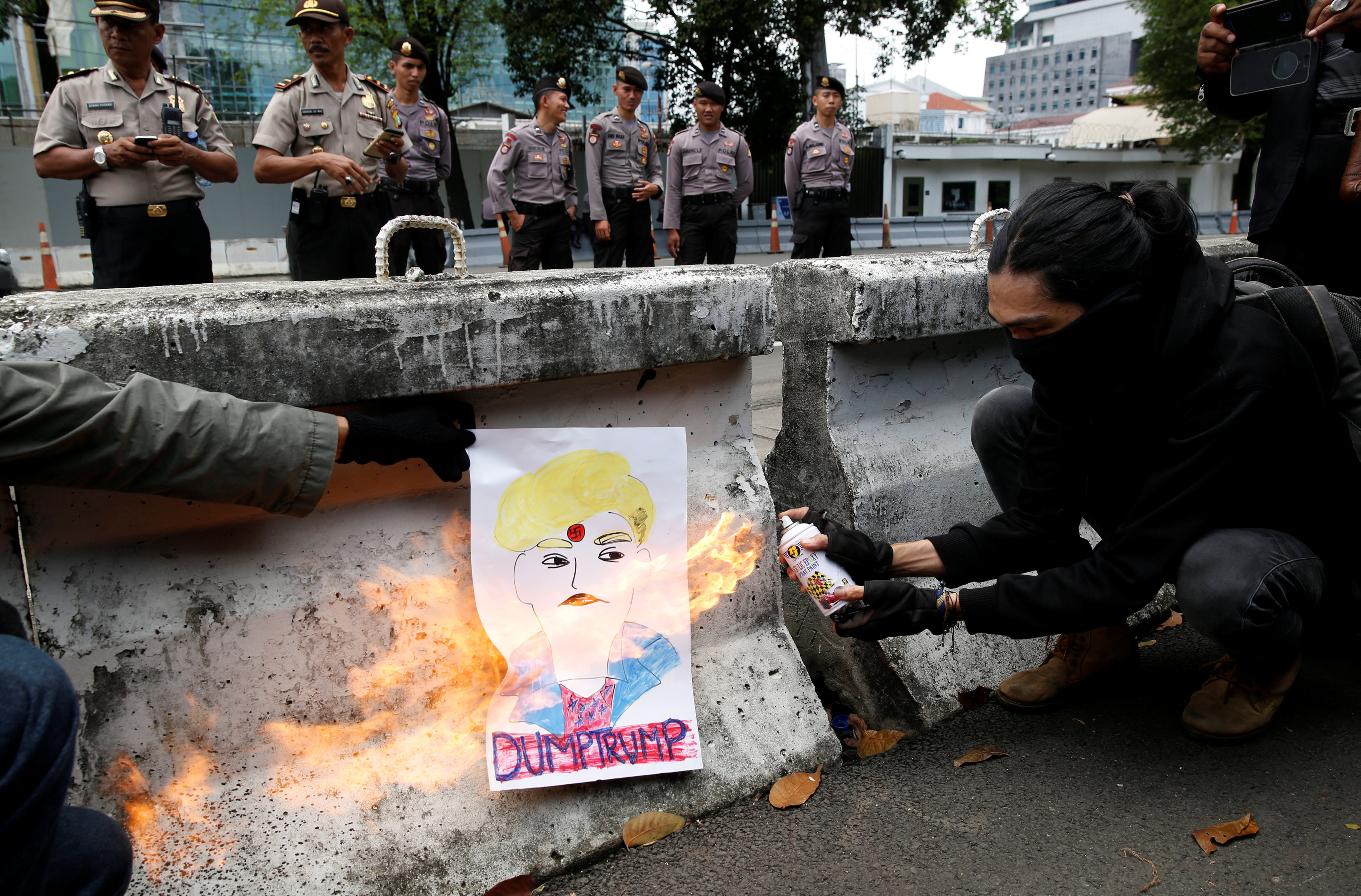 حرق صورة لترامب على جدار أمام السفارة الأمريكية بالفلبين